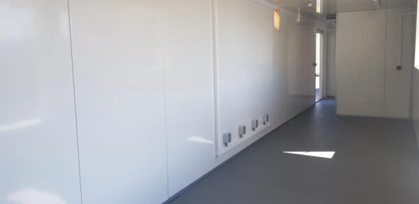 Contenedor Bar de 40 Pies en Madera – Espacio Comercial Premium