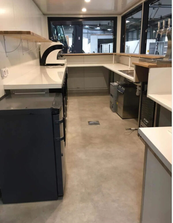 Contenedor de 20 Pies Convertido en Cafetería / Bar / Restaurante