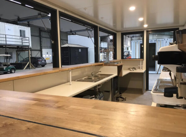 Contenedor de 20 Pies Convertido en Cafetería / Bar / Restaurante