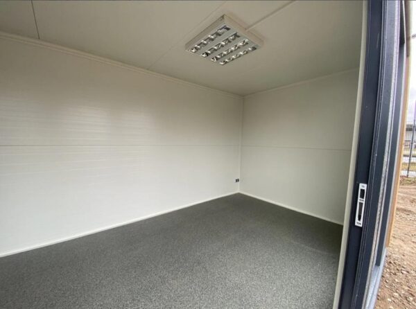 8-12-1.jpeg Contenedor Comercial "Linz" 6×2,83 m – Sala de Ventas